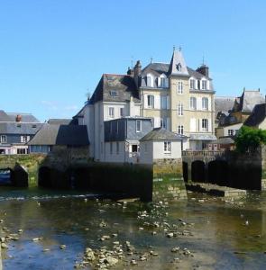 a group of buildings next to a body of water at nuit sur le pont 5 in Landerneau