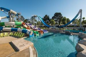 a water slide at a water park at Camping Club Le Trianon - Maeva in Olonne-sur-Mer