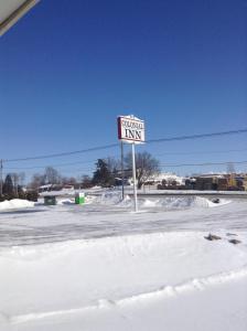 un panneau pour une auberge vacante dans la neige dans l'établissement Colonial Inn, à Dyersville