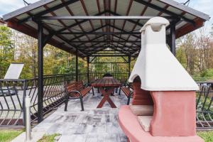 a pavilion with a picnic table and benches at Apartament Neapol Rezydencja Sienkiewicza by Noclegi Renters in Zakopane