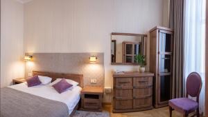 a hotel room with a bed and a mirror at Hotel Star in Mukacheve