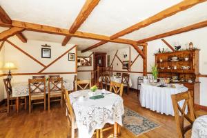Reštaurácia alebo iné gastronomické zariadenie v ubytovaní Tudor Lodge