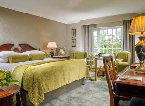 Posteľ alebo postele v izbe v ubytovaní Killarney Randles Hotel