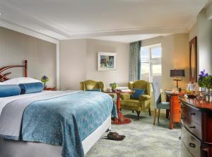 Posteľ alebo postele v izbe v ubytovaní Killarney Randles Hotel