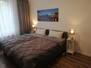 een slaapkamer met een bed met twee lampen erop bij Kölsche Wohnung 1C in Keulen
