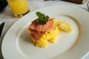 Jedlo v ubytovaní bed & breakfast alebo blízkom okolí