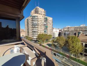 een balkon met uitzicht op een hoog gebouw bij Sunny apartment with fantastic terrace views! in Valencia