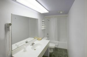 A bathroom at America's Best Value Inn Litchfield