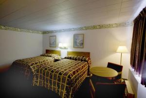 Habitación de hotel con cama y mesa en America's Best Value Inn Litchfield, en Litchfield