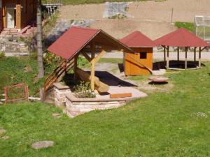 einen Hinterhof mit einem Pavillon im Gras in der Unterkunft Hinterbauer Hof in Oberharmersbach