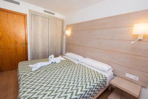Postel nebo postele na pokoji v ubytování Apartamentos Quijote Park + 17 fotografií