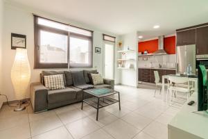un soggiorno con divano e una cucina di Nice Canteras - 2BDR + WiFi + Balcony a Las Palmas de Gran Canaria