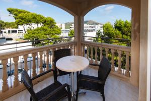 een balkon met een tafel en 2 stoelen en uitzicht bij Apartamentos Quijote Park in Cala Ratjada