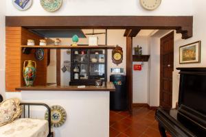 una cucina con bancone e frigorifero in camera di Le Dimore del Mito - Atalanta a Siracusa