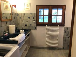 y baño con lavabo, ventana y toallas. en Capeden maison typique, en Saint-Hilaire-de-Riez 25 fotos más