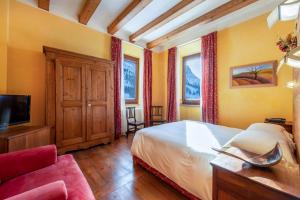 TV a/nebo společenská místnost v ubytování Re Delle Alpi Resort & Spa, 4 Stelle Superior