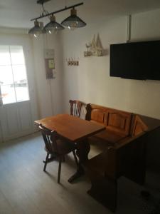 TV a/nebo společenská místnost v ubytování maison de pêcheur