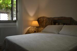 1 dormitorio con 1 cama con lámpara junto a una ventana en Torre Di Sebastiano, en Gaggi