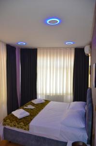 Rodion Hotel في إسطنبول: غرفة نوم بسرير في غرفة مع ستائر