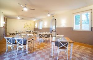 Reštaurácia alebo iné gastronomické zariadenie v ubytovaní Torrenova di Assisi Country House