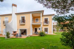 an exterior view of a villa with a yard at Vila dos Principes in Casal da Lagoa Seca