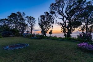 a park with a view of the ocean at sunset at Gardenvilla Shirahama in Shimoda