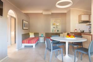 una cucina e una sala da pranzo con tavolo e sedie di Villa Trilocale sea, natura & relax! ad Albinia