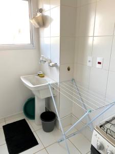 a bathroom with a sink and a shower at Apart. Manacá (Próximo a pista e rodoviária de Mogi Mirim). in Mogi Mirim