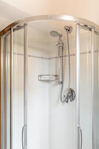 een douche in een badkamer met een douchegordijn bij Happy Sea Home - monolocale sul mare con piscina in Albinia