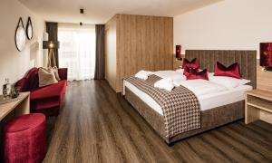 Posteľ alebo postele v izbe v ubytovaní Hotel Touring Dolomites