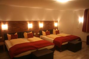 Tempat tidur dalam kamar di Hotel Engl