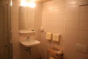 Kamar mandi di Hotel Engl