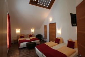 Tempat tidur dalam kamar di Hotel Engl