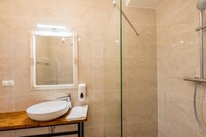 W łazience znajduje się umywalka i prysznic. w obiekcie Kamienica Zamenhofa - Apartamenty na wynajem w mieście Białystok
