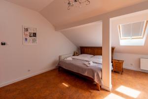 a bedroom with a bed and a desk at Kamienica Zamenhofa - Apartamenty na wynajem in Białystok