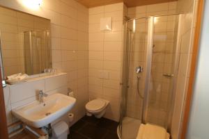 Kamar mandi di Hotel Engl