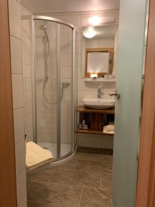 Koupelna v ubytování Hotel Engl + 36 fotografií