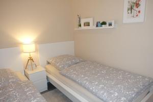 a small bedroom with two beds and a lamp at Sehr schöne Ferienwohnung im historischen Borken-Gemen in Borken