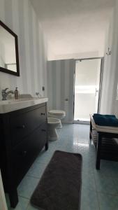 łazienka z umywalką i toaletą w obiekcie casa ibiscus w mieście Marsala +19 zdjęć