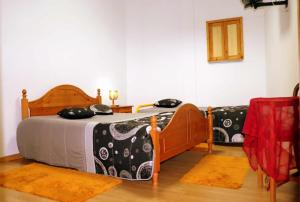 מיטה או מיטות בחדר ב-Alojamento Estrela Peles