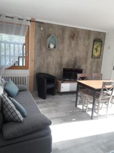 エギュブランシュにあるEnclos savoyard Appartement meublé 1chambre 1 canapé lits 3personnesのリビングルーム(ソファ、テーブル付)