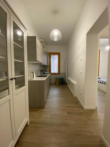 uma cozinha com um corredor que leva a uma sala de jantar em Ca' Lucia Apartment em Veneza