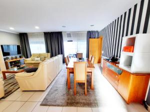 - un salon avec un canapé et une table dans l'établissement Milfontes Guest House - Duna Parque Group, à Vila Nova de Milfontes