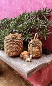 tres cestas sentadas en una mesa junto a una planta en São Miguel House , Casa do Carvalhal en Santarém