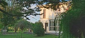 une maison blanche avec une porte et une fenêtre dans l'établissement La Celeste a Montegaldella -VI - Italia, à Montegaldella