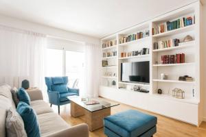 - un salon avec un canapé et une télévision dans l'établissement Luxury 2 bedroom 2 bathroom flat in Kolonaki !, à Athènes