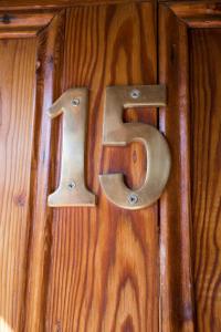 a metal number on a wooden wall at Die Herehuis in Beaufort West