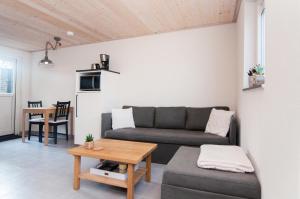 ein Wohnzimmer mit einem Sofa und einem Tisch in der Unterkunft Vakantiehuis De Bergplaats in Hapert