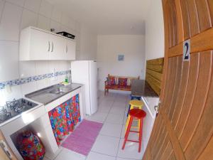 uma pequena cozinha com um lavatório e um fogão em Florianópolis Pousada Moçambeach em Florianópolis