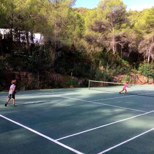 Tennis och/eller squashbanor vid eller i närheten av Casa Naya Rural